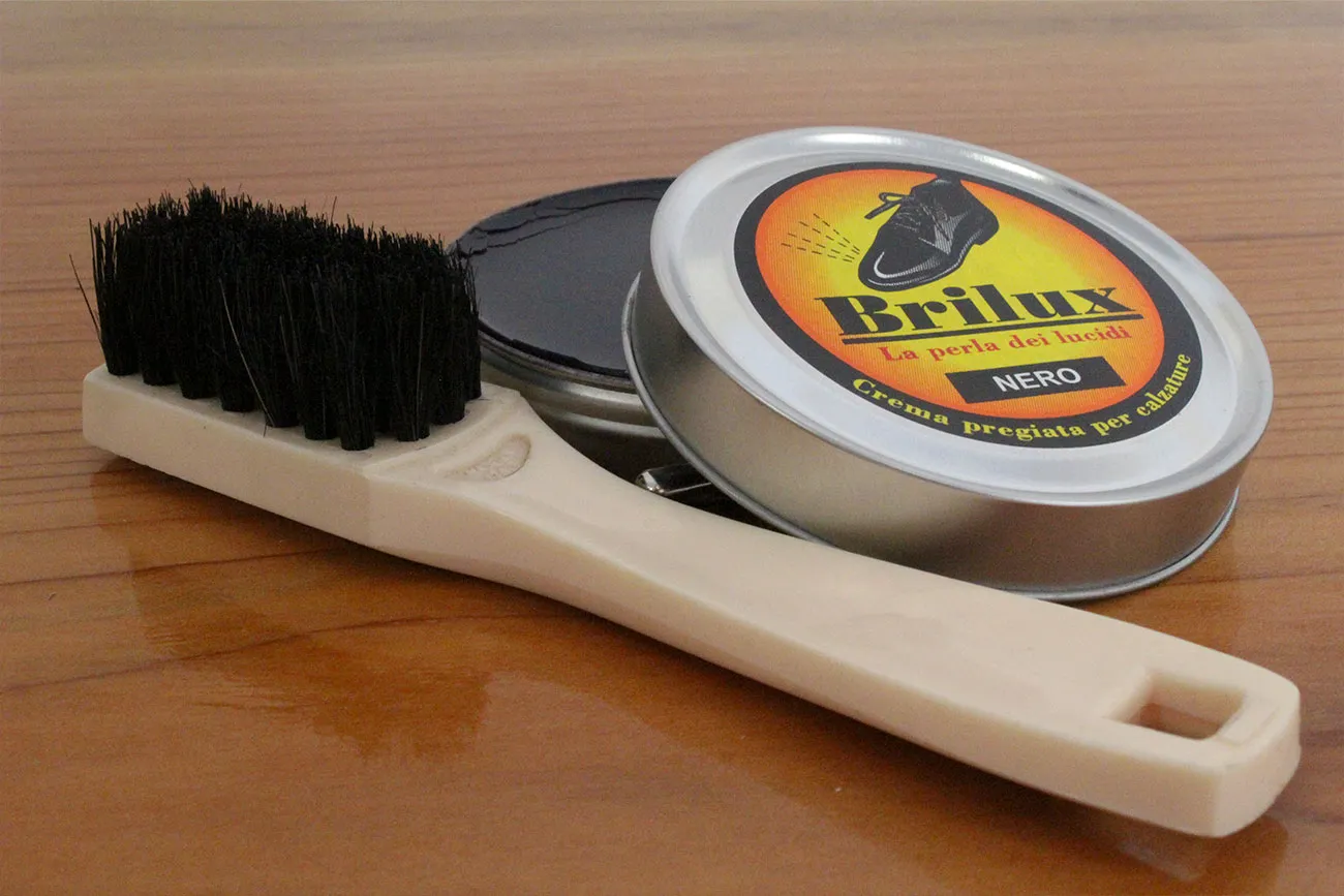 Crema autolucidante per scarpe